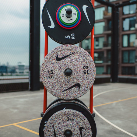 STOJAK NA GRYFY I OBCIĄŻENIA NIKE PLATE TREE